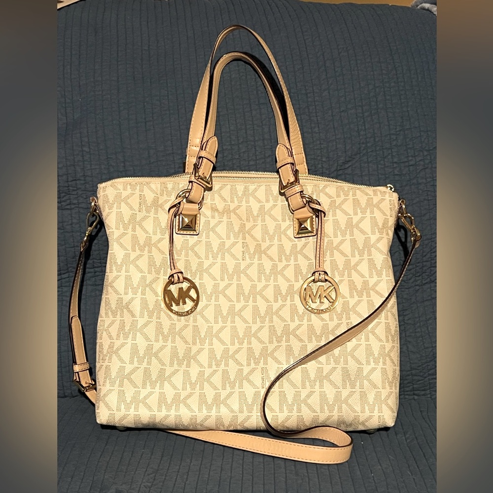 MICHAEL KORS Large bag, tote, Very clean, no rips, holes, frays THIS IS GENUINE!